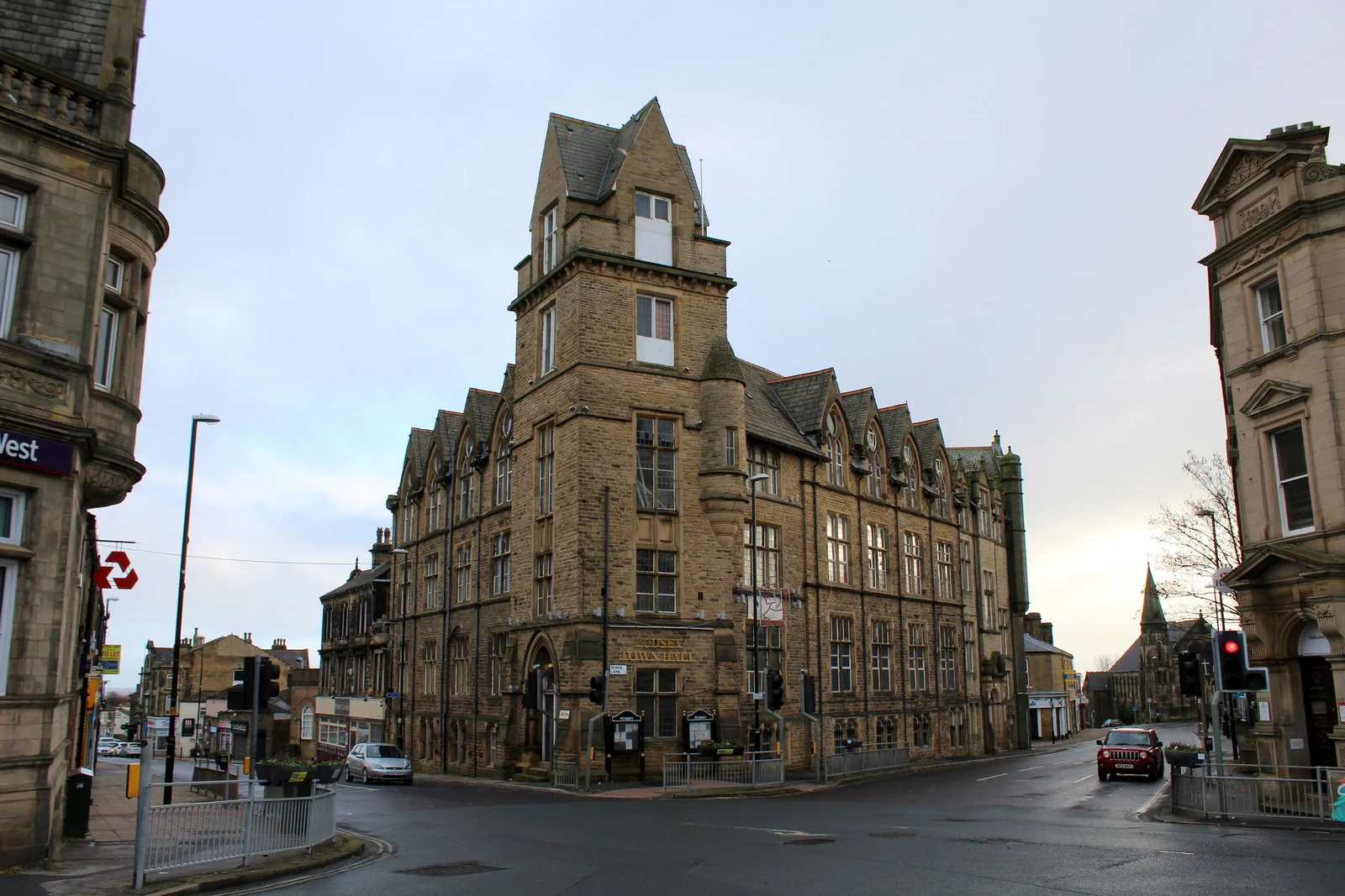 pudsey town hall geograph.org.uk 5208651